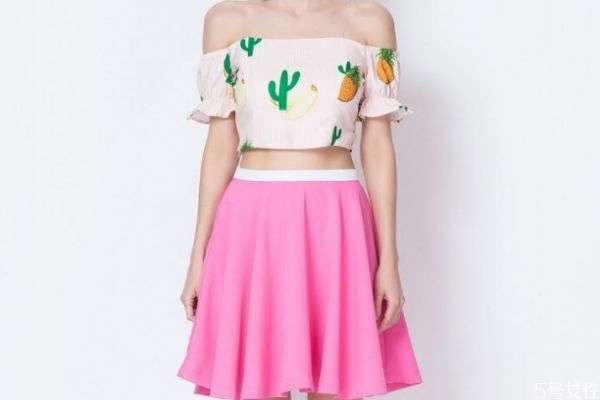 粉色短裙配什么上衣 粉色短裙怎么搭配衣服 粉色短裙配什么上衣 粉色短裙怎么搭配衣服