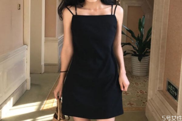 吊帶裙太透了怎么辦 吊帶裙應(yīng)該怎么搭配 吊帶裙太透了怎么辦 吊帶裙應(yīng)該怎么搭配