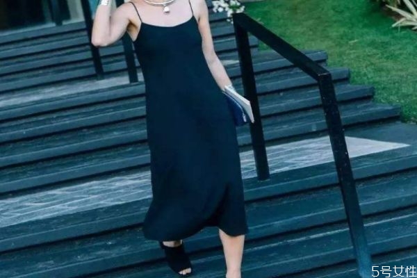 吊帶裙太透了怎么辦 吊帶裙應(yīng)該怎么搭配 吊帶裙太透了怎么辦 吊帶裙應(yīng)該怎么搭配