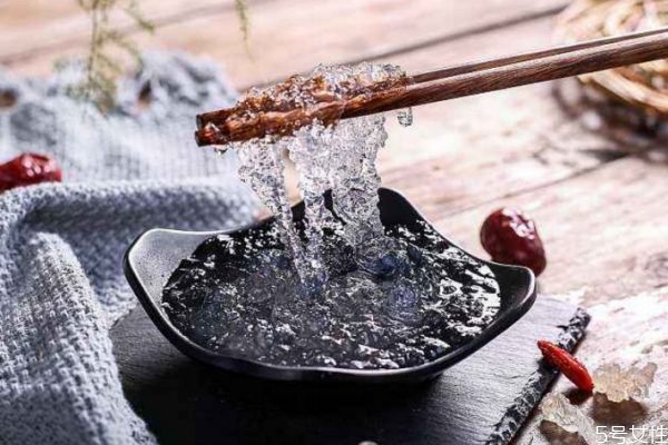 雪燕的功效與作用 吃雪燕有什么好處 雪燕的功效與作用 吃雪燕有什么好處