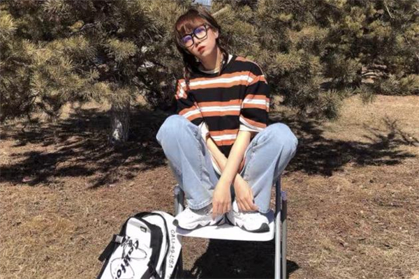 條紋短袖配什么褲子好看 條紋短袖怎么搭配褲子 條紋短袖配什么褲子好看 條紋短袖怎么搭配褲子