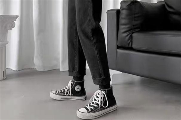 黑色牛仔褲配什么鞋子好看 黑色牛仔褲怎么搭配鞋子 黑色牛仔褲配什么鞋子好看 黑色牛仔褲怎么搭配鞋子