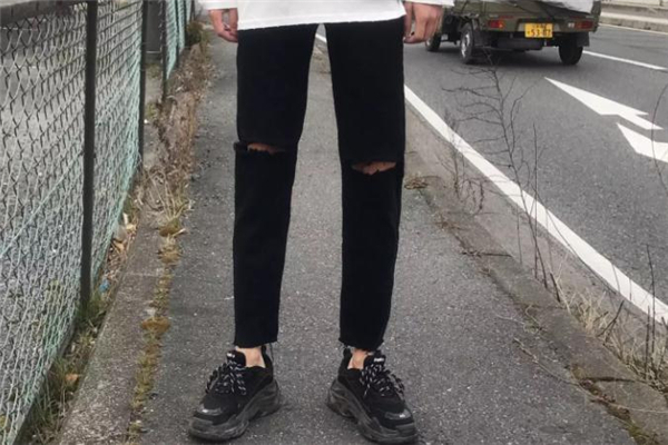 黑色牛仔褲配什么鞋子好看 黑色牛仔褲怎么搭配鞋子 黑色牛仔褲配什么鞋子好看 黑色牛仔褲怎么搭配鞋子