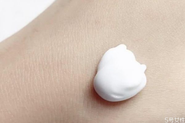 身體乳可以涂脖子和胸部嗎 脖子可以用身體乳嗎 身體乳可以涂脖子和胸部嗎 脖子可以用身體乳嗎