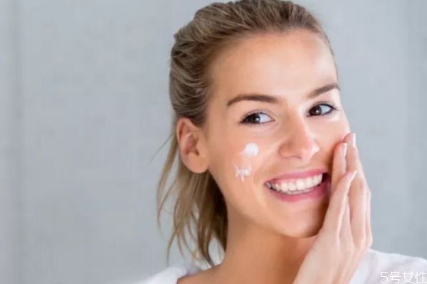 怎么判斷自己是不是油性皮膚 判斷油性皮膚的標(biāo)準(zhǔn) 怎么判斷自己是不是油性皮膚 判斷油性皮膚的標(biāo)準(zhǔn)