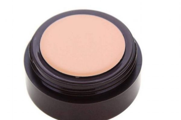 遮瑕膏粉底液一樣嗎 遮瑕膏和粉底的區(qū)別 遮瑕膏粉底液一樣嗎 遮瑕膏和粉底的區(qū)別