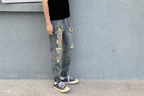 港風(fēng)牛仔褲配什么鞋子好看 港風(fēng)牛仔褲搭配圖片 港風(fēng)牛仔褲配什么鞋子好看 港風(fēng)牛仔褲搭配圖片