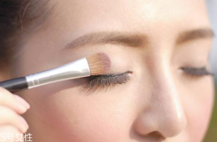 怎么樣畫內(nèi)眼線不暈染 用眼影粉和蜜粉打底 怎么樣畫內(nèi)眼線不暈染 用眼影粉和蜜粉打底