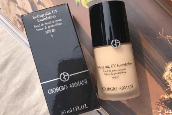 遮瑕膏粉底液一樣嗎 遮瑕膏和粉底的區(qū)別 遮瑕膏粉底液一樣嗎 遮瑕膏和粉底的區(qū)別