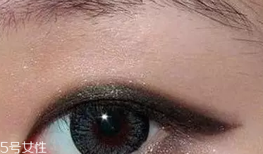 怎么樣畫內(nèi)眼線不暈染 用眼影粉和蜜粉打底 怎么樣畫內(nèi)眼線不暈染 用眼影粉和蜜粉打底