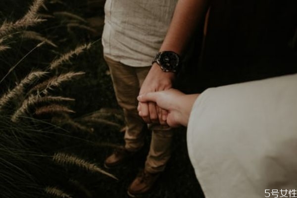 如何跟男朋友聊天 怎么和男朋友聊天有話題 如何跟男朋友聊天 怎么和男朋友聊天有話題