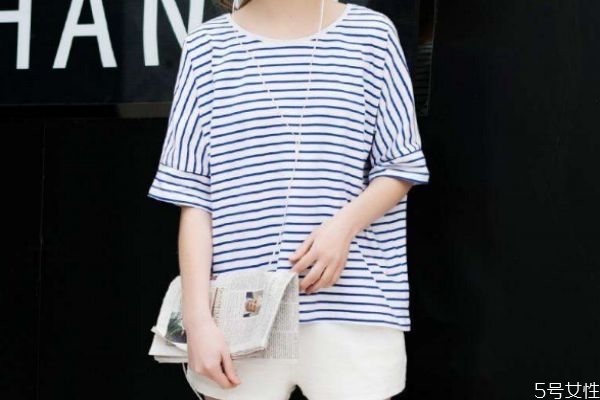 藍(lán)白條紋T恤怎么搭配服裝 藍(lán)白條紋T恤的搭配技巧 藍(lán)白條紋T恤怎么搭配服裝 藍(lán)白條紋T恤的搭配技巧