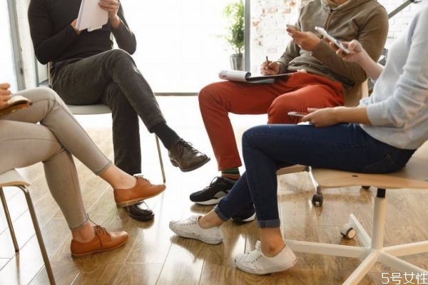 蹺二郎腿對女性的危害 為什么女性不能經(jīng)常蹺二郎腿 蹺二郎腿對女性的危害 為什么女性不能經(jīng)常蹺二郎腿