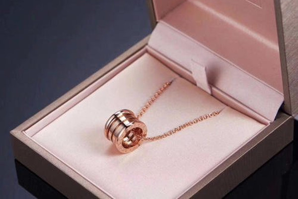 寶格麗彈簧項(xiàng)鏈好看嗎 寶格麗彈簧項(xiàng)鏈?zhǔn)鞘步? alt=