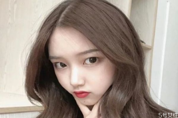 染什么發(fā)色可以遮白發(fā)又顯白 紅色蓋白發(fā)配方怎么調(diào) 染什么發(fā)色可以遮白發(fā)又顯白 紅色蓋白發(fā)配方怎么調(diào)