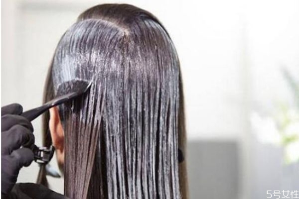 染什么發(fā)色可以遮白發(fā)又顯白 紅色蓋白發(fā)配方怎么調(diào) 染什么發(fā)色可以遮白發(fā)又顯白 紅色蓋白發(fā)配方怎么調(diào)