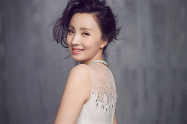 眼窩凹陷用什么填充最好 眼窩凹陷填充危險嗎 眼窩凹陷用什么填充最好 眼窩凹陷填充危險嗎