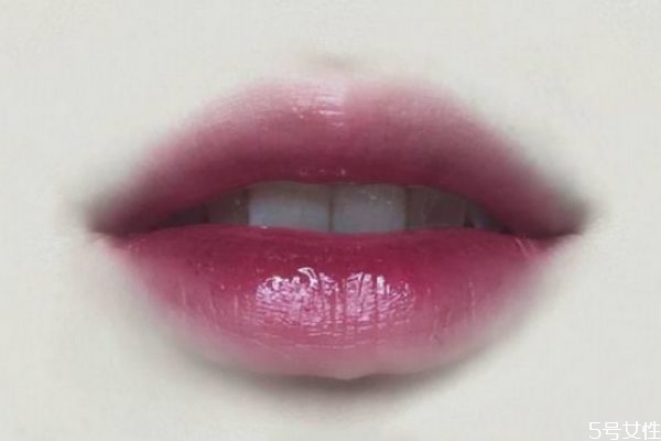 嘴皮干燥起皮是缺什么 嘴皮干燥起皮是什么原因 嘴皮干燥起皮是缺什么 嘴皮干燥起皮是什么原因