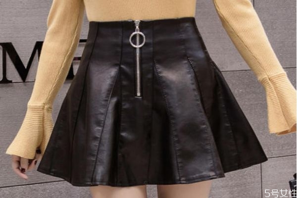 皮裙應(yīng)該怎么搭配上衣 皮裙搭配上衣的方法 皮裙應(yīng)該怎么搭配上衣 皮裙搭配上衣的方法