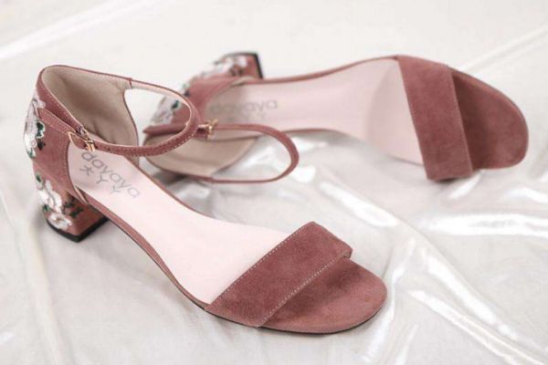 一字帶涼鞋怎么搭配服裝 一字帶涼鞋搭配服裝的方法 一字帶涼鞋怎么搭配服裝 一字帶涼鞋搭配服裝的方法