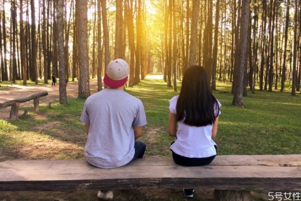 戀愛中如何給對方臺階下 冷戰(zhàn)時怎么給對方臺階下 戀愛中如何給對方臺階下 冷戰(zhàn)時怎么給對方臺階下