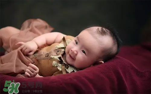 寶寶睡覺搖頭怎么回事？寶寶睡覺搖頭是缺鈣嗎？