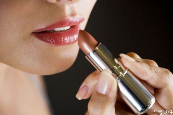 口紅太油怎么處理 ?為什么涂了口紅嘴巴看起來小了 口紅太油怎么處理 ?為什么涂了口紅嘴巴看起來小了