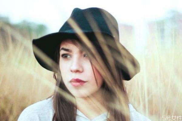 男人假裝愛你的表現 怎么分辨男人是不是真的愛你