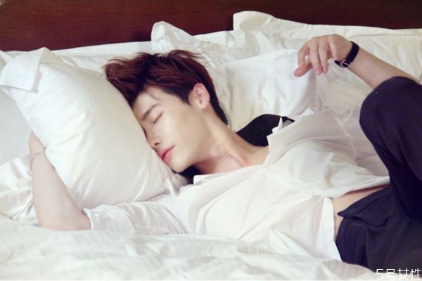 男性油性皮膚怎么改善 愛出油的肌膚能用補(bǔ)水的護(hù)膚品嗎 男性油性皮膚怎么改善 愛出油的肌膚能用補(bǔ)水的護(hù)膚品嗎