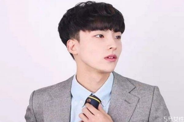 男中分燙大卷還是小卷 男士燙頭發(fā)的種類 男中分燙大卷還是小卷 男士燙頭發(fā)的種類