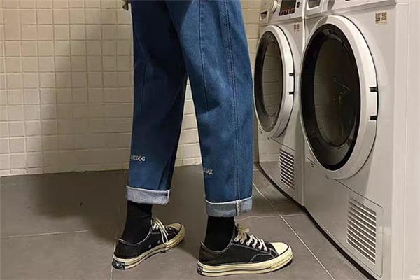 直筒牛仔褲什么顏色好看 直筒牛仔褲流行什么顏色 直筒牛仔褲什么顏色好看 直筒牛仔褲流行什么顏色