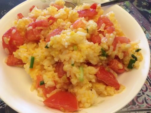 番茄炒飯?jiān)趺醋龊贸?番茄炒飯的做法 番茄炒飯?jiān)趺醋龊贸?番茄炒飯的做法