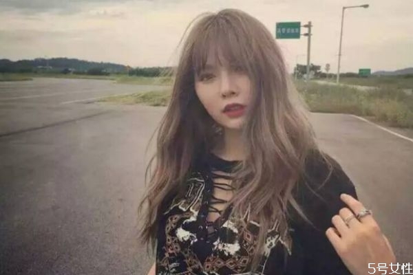 頭發(fā)少臉大的女生適合什么短發(fā) 頭大臉大能燙羊毛卷嗎 頭發(fā)少臉大的女生適合什么短發(fā) 頭大臉大能燙羊毛卷嗎