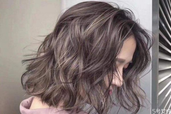 頭發(fā)剛燙完能拉直嗎 燙發(fā)后不卷可以重燙嗎 頭發(fā)剛燙完能拉直嗎 燙發(fā)后不卷可以重燙嗎