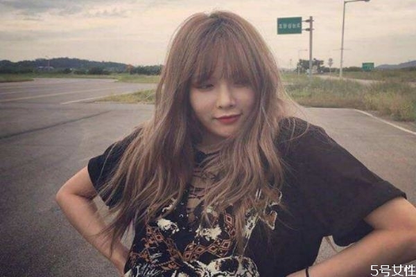 頭發(fā)少臉大的女生適合什么短發(fā) 頭大臉大能燙羊毛卷嗎 頭發(fā)少臉大的女生適合什么短發(fā) 頭大臉大能燙羊毛卷嗎