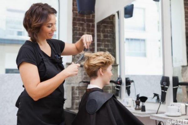 頭發(fā)開叉怎么辦 頭發(fā)嚴(yán)重分叉怎么處理 頭發(fā)開叉怎么辦 頭發(fā)嚴(yán)重分叉怎么處理