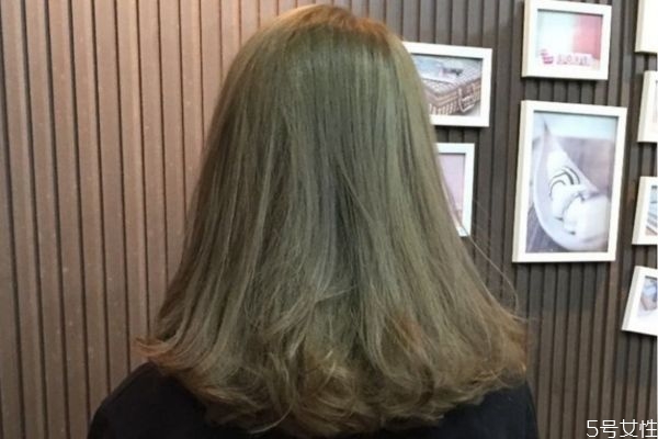 悶青色綠色幾天能洗掉 染發(fā)后做護理好嗎 悶青色綠色幾天能洗掉 染發(fā)后做護理好嗎
