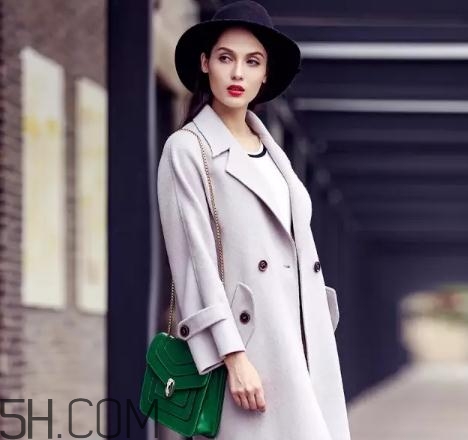 羊毛大衣會(huì)粘毛嗎？羊毛大衣粘毛怎么辦？