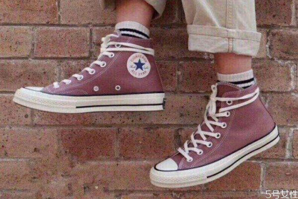 匡威高幫鞋帶綁到后面怎么系 匡威高幫鞋帶系法 匡威高幫鞋帶綁到后面怎么系 匡威高幫鞋帶系法