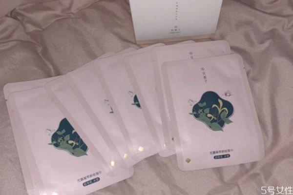 花西子卸妝濕巾敏感肌膚可以用嗎 花西子還是完美日記好 花西子卸妝濕巾敏感肌膚可以用嗎 花西子還是完美日記好