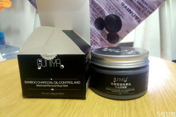 去黑頭面膜要涂多厚 去黑頭收縮毛孔的護(hù)膚品 去黑頭面膜要涂多厚 去黑頭收縮毛孔的護(hù)膚品