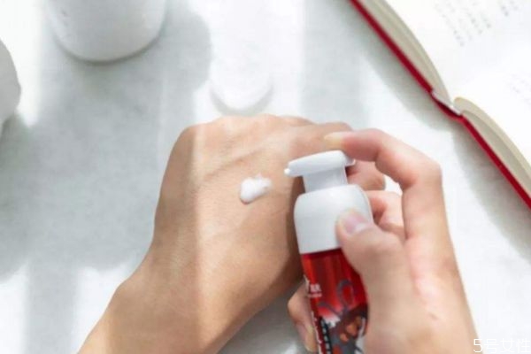 男生皮膚出油的原因 為什么男生皮膚會出油 男生皮膚出油的原因 為什么男生皮膚會出油