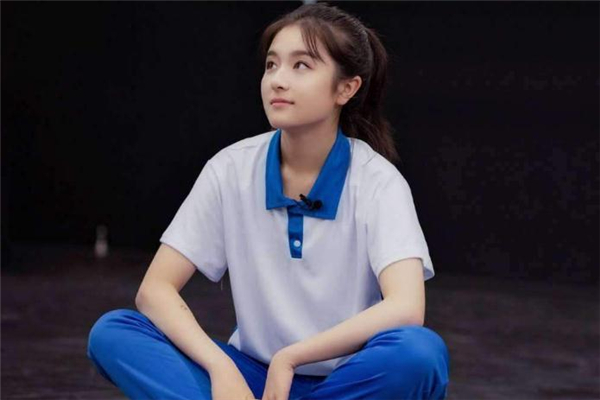 女生校服配什么發(fā)型好看 穿校服適合什么發(fā)型 女生校服配什么發(fā)型好看 穿校服適合什么發(fā)型