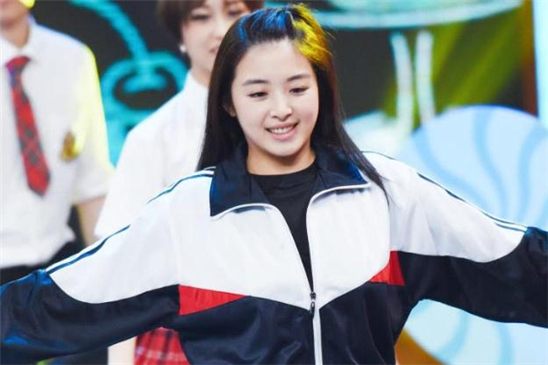 女生校服配什么發(fā)型好看 穿校服適合什么發(fā)型 女生校服配什么發(fā)型好看 穿校服適合什么發(fā)型