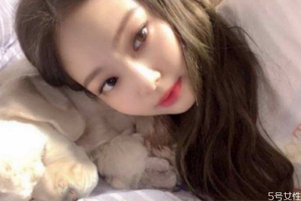 用什么化妝品可以提亮膚色 日常底妝的正確步驟 用什么化妝品可以提亮膚色 日常底妝的正確步驟