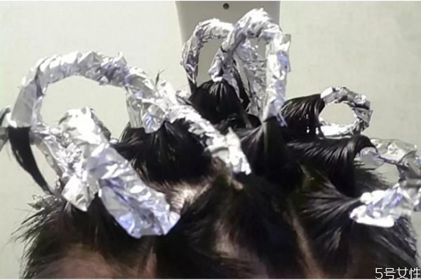 錫紙燙后多久洗頭 錫紙燙洗頭洗多了會(huì)不會(huì)變回原樣 錫紙燙后多久洗頭 錫紙燙洗頭洗多了會(huì)不會(huì)變回原樣