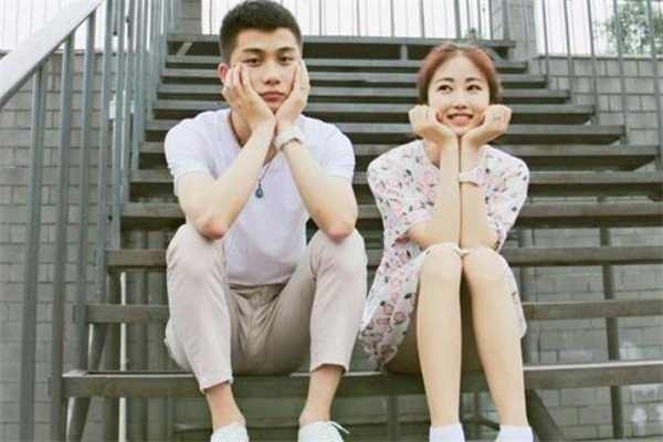 男朋友有女閨蜜正常嗎 男朋友有女閨蜜會(huì)劈腿嗎 男朋友有女閨蜜正常嗎 男朋友有女閨蜜會(huì)劈腿嗎