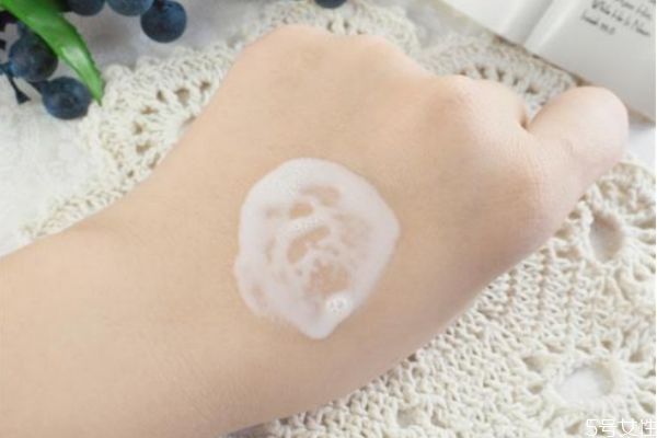 防曬噴霧可以直接噴臉嗎 臉部防曬可以使用防曬噴霧嗎 防曬噴霧可以直接噴臉嗎 臉部防曬可以使用防曬噴霧嗎