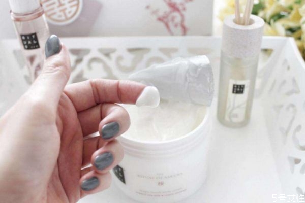 身體皮膚干燥怎么辦 解決身體皮膚干燥的方法 身體皮膚干燥怎么辦 解決身體皮膚干燥的方法