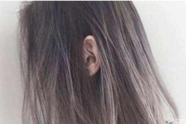 染發(fā)顏色不喜歡可不可以重新染 自己染頭發(fā)需要注意什么 染發(fā)顏色不喜歡可不可以重新染 自己染頭發(fā)需要注意什么